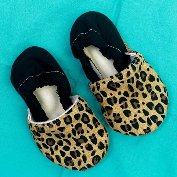 TRENDY BABY MOCC SHOP || Tan Leopard Print Infant Moccasins | 3 - 6 mo | Organic - Picture 3 of 11